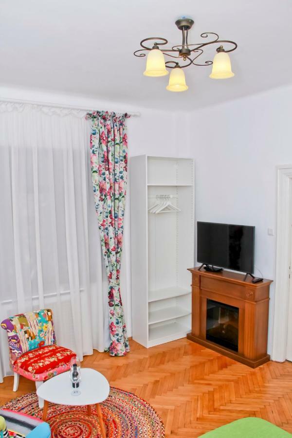Bright Studio In The Heart Of The City With Netflix Бухарест Екстер'єр фото