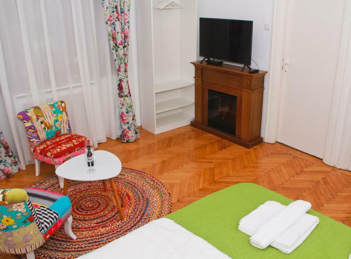 Bright Studio In The Heart Of The City With Netflix Бухарест Екстер'єр фото